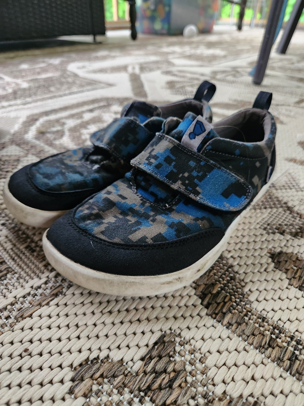 Splay Sneakers Size 1 Youth